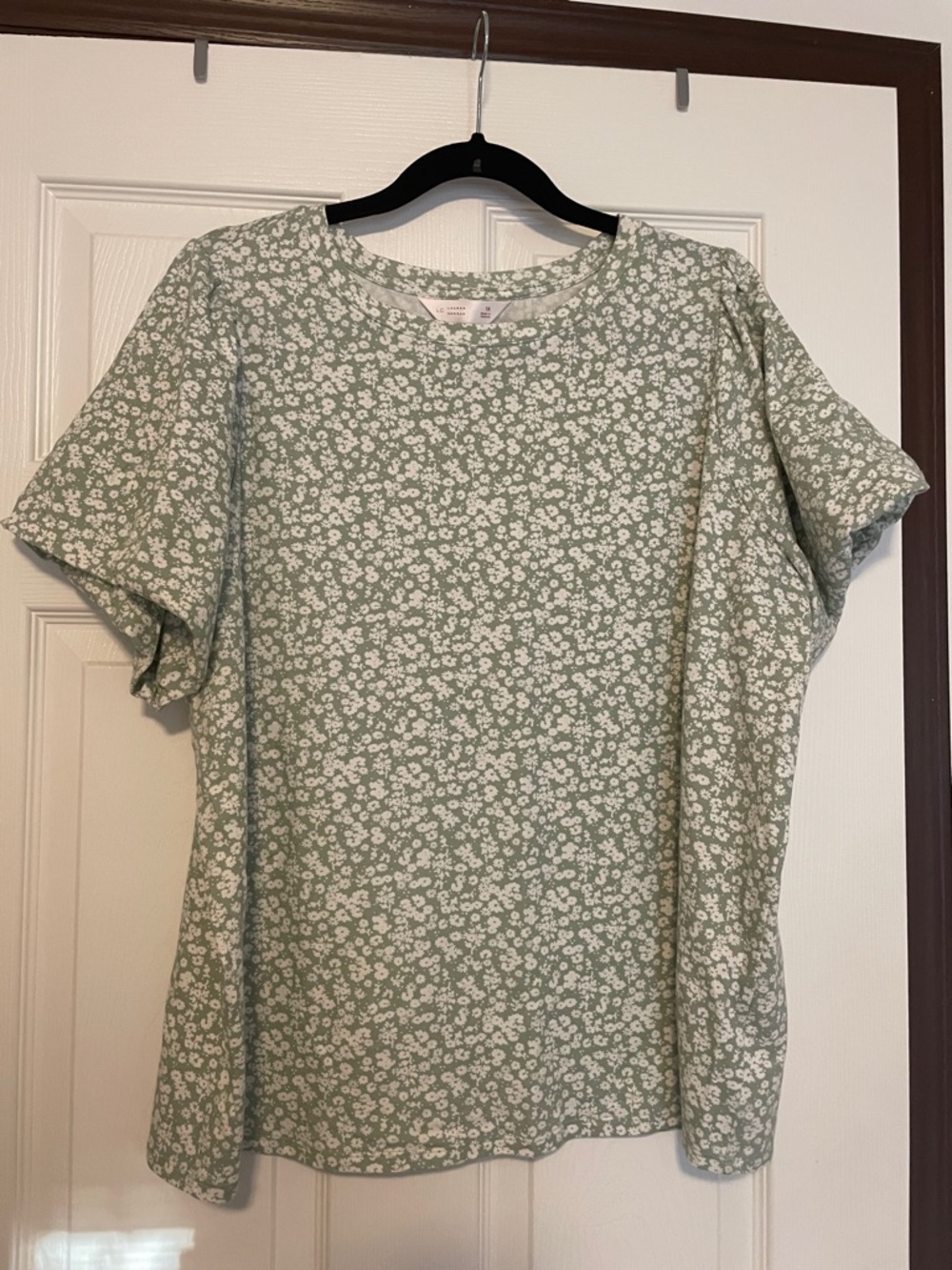Lauren Conrad Women’s Size 1X Short Sleeve Floral Tee in Sage Green
